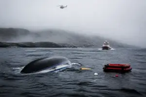 Adolescent salvat după aproape trei zile pe barca răsturnată în Marea Bering, Alaska