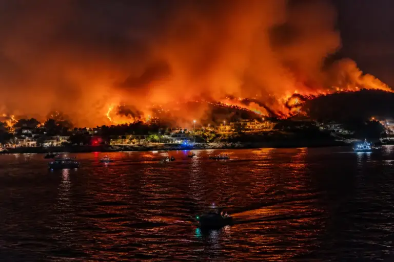 Incendiu devastator pe insula Brač: 500 de oameni evacuați pe mare