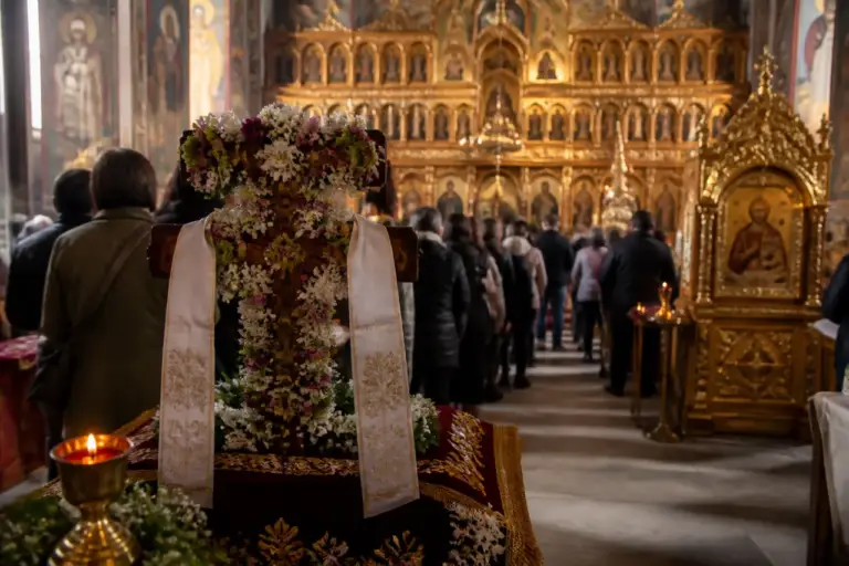 Slujbă și Sfânta Cruce spre închinare la Catedrala Patriarhală din București